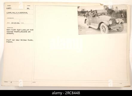 Une voiture de personnel près de Belleau Woods, France pendant la première Guerre mondiale. Cette photo représente la classe West point de 1921 lors d'une tournée à travers la France, la Belgique et l'Allemagne. Elle a été prise par le photographe Likut et commandée par le colonel G. P. Harrison. La photo a été émise par la BU de Symbol et porte la description 'West point Class, 1921 en tournée à travers la France, la Belgique et l'Allemagne'. Banque D'Images