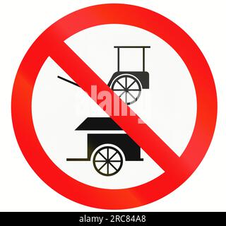 Panneau routier prohibitif en Indonésie - pas de rickshaws et de charrettes. Banque D'Images
