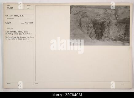 Les soldats reçoivent une instruction sur la guerre de tranchées au Camp Devens à Ayer, Massachusetts. Sur cette photo prise en juillet 1920, le sergent Joe Hits entre dans l'abri profond numéro 69,207. Banque D'Images