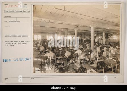 La photographie montre une salle d'opération dans l'usine Cluett Peabody & Co. Inc. À Troy, NY. La société fabrique des chemises militaires pendant la première Guerre mondiale. Cette image a été prise par un photographe non identifié et a été enregistrée le 21 octobre 1918. Le numéro d'image et les notes sont des numéros de référence fournis par l'armée des États-Unis. Banque D'Images