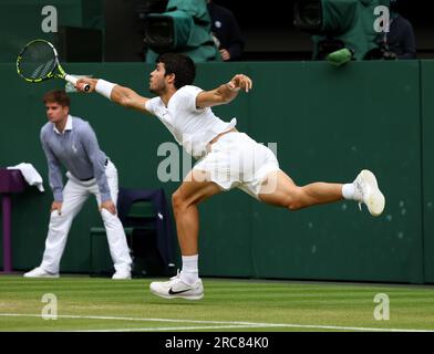 Wimbledon, Royaume-Uni. 12 juillet 2023. Carlos Alcaraz d'Espagne lors de son match de quart de finale contre Holger Rune du Danemark à Wimbledon. Crédit : Adam Stoltman/Alamy Live News Banque D'Images