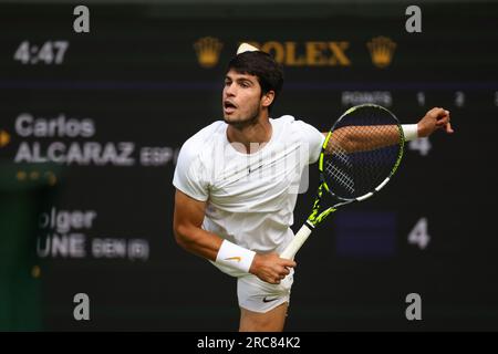 Wimbledon, Royaume-Uni. 12 juillet 2023. Carlos Alcaraz d'Espagne lors de son match de quart de finale contre Holger Rune du Danemark à Wimbledon. Crédit : Adam Stoltman/Alamy Live News Banque D'Images