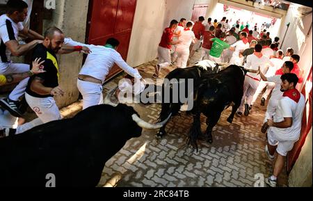 Pamplona, Espagne, jeudi 13 juillet 2023. Un taureau de combat de Victoriano del Río court parmi les fêtards pendant le septième jour de la course des taureaux pendant les fêtes de San Fermín à Pampelune. Crédit : Mikel CIA Da Riva/Alamy Live News Banque D'Images