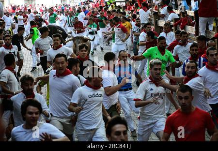 Pamplona, Espagne, jeudi 13 juillet 2023. Un taureau de combat de Victoriano del Río court parmi les fêtards pendant le septième jour de la course des taureaux pendant les fêtes de San Fermín à Pampelune. Crédit : Mikel CIA Da Riva/Alamy Live News Banque D'Images