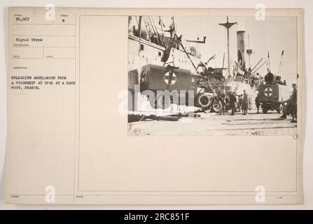 Personnel militaire américain déchargeant des ambulances d'un navire à vapeur dans un port de base en France pendant la première Guerre mondiale. Les ambulances seront utilisées pour transporter les soldats blessés vers des installations médicales. Cette opération a été cruciale pour fournir une aide médicale rapide aux blessés. Banque D'Images