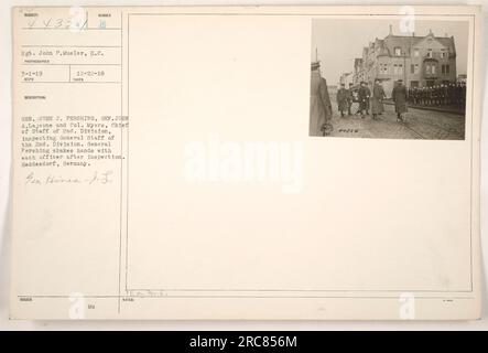 Légende : général John J. Pershing, général John A. Lajeune, et colonel Myers inspectant l'état-major général de la 2nd division. Le général Pershing serre la main de chaque officier après inspection. La photographie a été prise à Heddesdorf, en Allemagne, le 1 mars 1919. Notes : 44024 indique le sujet de l'image, le sergent John P. Musler.' Banque D'Images