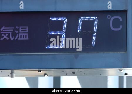 Tokyo, Japon. 12 juillet 2023. Un thermomètre dans la rue affiche une température de 37 degrés Celsius dans le quartier de Nihonbashi à Tokyo, Japon, le 12 juillet 2023. Selon l'annonce de l'Agence météorologique japonaise, la température à Tokyo a enregistré plus de 39 degrés Celsius. Crédit : Naoki Nishimura/AFLO/Alamy Live News Banque D'Images