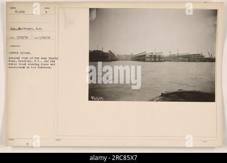 Vue aérienne de la base d'approvisionnement de la Nouvelle armée à Brooklyn, New York L'image montre le secteur riverain avec des jetées et des entrepôts visibles au loin. La photographie a été prise le 18 juillet 1919, et a été cataloguée dans le cadre de la série documentant les activités militaires américaines pendant la première Guerre mondiale. Banque D'Images