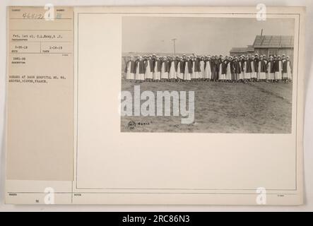 Les infirmières soignant les patients de l'hôpital de base n°86 de Mesves, Nièvre, France pendant la première Guerre mondiale. La photographie a été prise le 19 janvier 1919 par le VP Cl. C.L. Eddy, S.C. à Surect. L'image est numérotée 3685-19 dans les notes descriptives. Banque D'Images