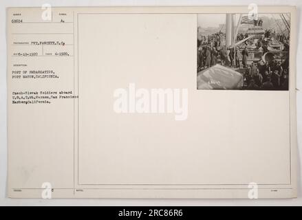 Soldats tchèques-slovaques à bord de l'U.S.A.T Mt. Vernon au port d'embarquement à fort Mason, Californie. La photographie a été prise en avril 1920 par le soldat Fawcett.S.C₂. Les soldats ont reçu des uniformes et peuvent être vus dans le port de San Francisco. Cette image porte le symbole 'REC5-19-1920' et porte le numéro de référence 68604. Banque D'Images