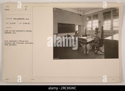 Photographie du bureau de l'adjudant de Port à Hoboken, New Jersey. Le bureau est occupé par l'adjudant de Port et l'adjoint principal, adjudant de Port. La photo a été prise par le photographe S. C. Stenizer le 7 juillet 1919. La description indique qu'il s'agit d'une vue du bureau. Le symbole A indique qu'elle a été prise le 25 juin 1919. Cette image fait partie de la collection avec l'ID 58544 et a été émise par le bureau de Port Adjudant. Banque D'Images