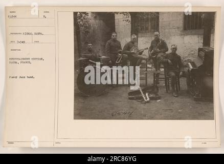 Foecy Jazz Band se produisant à Tours, France pour les soldats américains pendant la première Guerre mondiale. La photographie du groupe, numéro 61544, a été capturée par un photographe du signal corps. Il a été reçu sur 7-349 avec la description et les détails, y compris le symbole du groupe 'E' et leur association avec la section divertissement. Banque D'Images