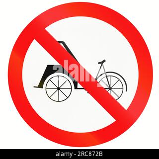 Panneau routier prohibitif en Indonésie - pas de trishaws. Banque D'Images