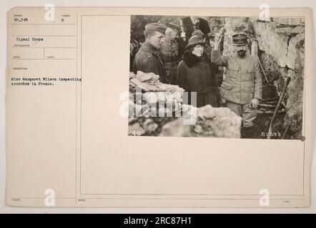 Mlle Margaret Wilson, fille du président Woodrow Wilson, inspecte des tranchées en France pendant la première Guerre mondiale. Cette photographie a été prise par le signal corps et a reçu le numéro 50 348. Il est important de noter que cette image a été incluse dans les archives officielles avec le symbole 188UED pour référence. Banque D'Images