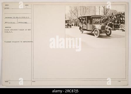 Des soldats blessés de la 369e division d'infanterie sont vus dans des ambulances lors d'un défilé à New York. La photographie, prise par le lieutenant Geo. H. Lyon, S.C., porte le numéro 38757 et a été prise le 29 février 1919 à 15:49. Banque D'Images