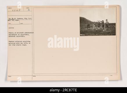 Étudiants aviateurs à l'École d'aéronautique militaire de l'Université de Californie, Berkeley, pratiquant leurs compétences en tir sur un pigeon d'argile. Sur la photo, M. Jackson et SIG ont été photographiés. R.C. le 19 mars 1918. Cette image porte le numéro d'identification $6243. Banque D'Images