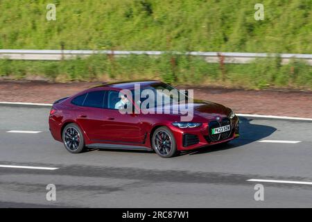 2023 Rouge BMW I4 M50 544 xDrive Electric 83.9Kwh Auto voiture Hatchback Electricité 400 kW ; se déplaçant à grande vitesse sur l'autoroute M6 dans le Grand Manchester, Royaume-Uni Banque D'Images