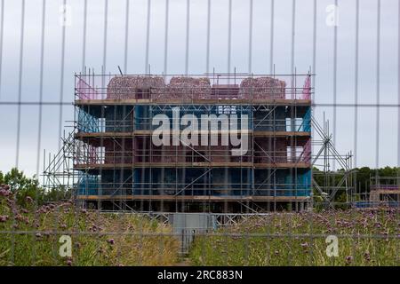 Château de Baconsthorpe, Norfolk, Royaume-Uni couvert d'échafaudages et derrière des clôtures pendant qu'il subit des travaux de restauration Banque D'Images