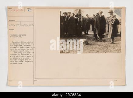 Le président Wilson visite un camp d'entraînement du 24th Engineers à Washington, DC Le Président a été exposé au travail de camoufleurs experts et a été surpris par un soldat qui est sorti de sous un rocher caché, où un poste d'écoute avait été préparé. Photographie prise en 1917. Banque D'Images