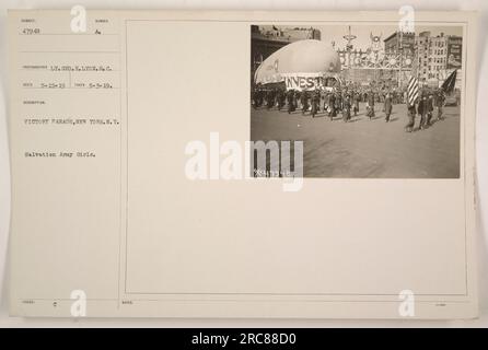 Filles de l'Armée du Salut participant à la parade de la victoire à New York, NY pendant la première Guerre mondiale. Prise par le lieutenant Geo.H. Lyon.S.C le 3 mai 1919, cette photographie capture la célébration et le soutien aux efforts militaires. L'Armée du Salut a joué un rôle important en fournissant aide et soutien aux soldats pendant la guerre. Banque D'Images