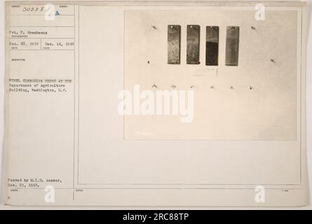 Soldat effectuant des essais de corrosion de l'acier au bâtiment du ministère de l'Agriculture à Washington, D.C. Légende reçue le 20 décembre 1918 et prise le 14 décembre 1918. Approuvé par le censeur de la Division du renseignement militaire le 21 décembre 1918. Banque D'Images