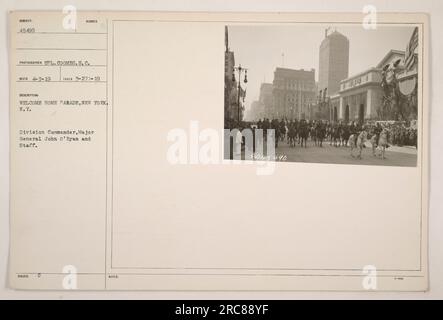 Le major-général John O'Ryan et son personnel participent à un défilé de bienvenue à New York. Le défilé célèbre le retour des troupes américaines après la première Guerre mondiale La photographie a été prise le 27 mars 1919 et fait partie d'une collection documentant les activités militaires américaines pendant la guerre. Banque D'Images