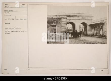 Légende : 'une des entrées de la ville de Verdun capturée dans cette photographie prise en janvier 1919. L'image, appartenant au 13th Engineers Railway of the American Expeditionary Forces, présente les caractéristiques architecturales de l'entrée de la ville. Numéro de référence : RECO-4-11-19.' Banque D'Images