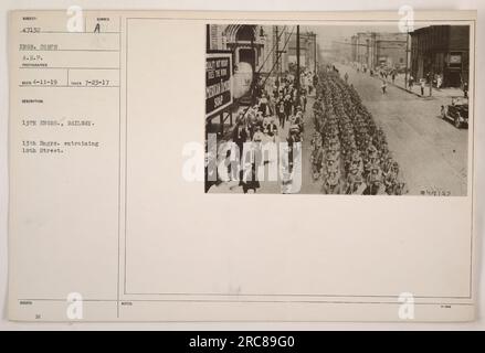 13th Engineers Railway : une photographie prise le 23 juillet 1917 montre le 13th Engineers, Railway, en train d'entraîner à la 18th Street. L'image a été prise par un photographe des Forces expéditionnaires américaines (A.E.P.). Le numéro de photo est Un 13e Engrs., chemin de fer, publié avec des notes sur le renforcement de Frank, la qualité du matériel, et un numéro de référence pour l'Engr. Corps. Banque D'Images