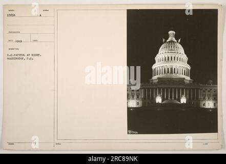 Une photographie prise en 1919 par Beco représente les États-Unis Bâtiment du Capitole illuminé la nuit à Washington, DC L'image capture la grandeur de ce monument emblématique, qui revêt une importance historique et politique considérable aux États-Unis. La photographie est étiquetée 111-SC-25691. Banque D'Images