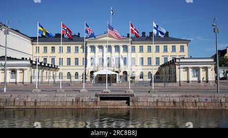 Helsinki, Finlande. 13 juillet 2023. Les drapeaux des pays nordiques de Suède, de Norvège, d'Islande, du Danemark et de Finlande flottent avec un drapeau américain devant le palais présidentiel finlandais à Helsinki. ÉTATS-UNIS Le président Joe Biden devrait tenir une réunion bilatérale avec le président finlandais Sauli Niinistö et un sommet ultérieur avec les chefs de gouvernement des autres pays nordiques au palais jeudi. Crédit : Steffen Trumpf/dpa/Alamy Live News Banque D'Images