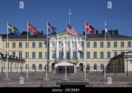 Helsinki, Finlande. 13 juillet 2023. Les drapeaux des pays nordiques de Suède, de Norvège, d'Islande, du Danemark et de Finlande flottent avec un drapeau américain devant le palais présidentiel finlandais à Helsinki. ÉTATS-UNIS Le président Biden devrait tenir une réunion bilatérale avec le président finlandais Niinistö et un sommet ultérieur avec les chefs de gouvernement des autres pays nordiques au palais jeudi. Crédit : Steffen Trumpf/dpa/Alamy Live News Banque D'Images