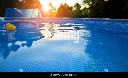 Piscine avec cadre métallique pour la maison et le jardin. Cadre piscine dans la cour. Jardin en arrière-plan. Loisirs et loisirs de vacances d'été. Banque D'Images