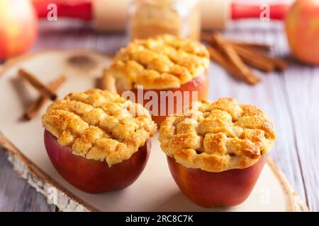 Parfaitement pour les vacances de saison : friandises aux pommes farcies et épicées. Dessert créatif aux pommes avec cannelle et croûte de sucre Banque D'Images