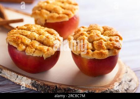 Parfaitement pour les vacances de saison : friandises aux pommes farcies et épicées. Dessert créatif aux pommes avec cannelle et croûte de sucre Banque D'Images