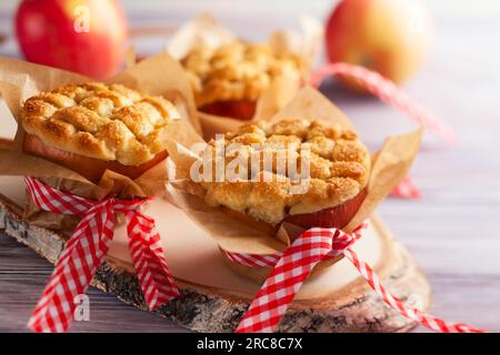 Parfaitement pour les vacances de saison : friandises aux pommes farcies et épicées. Dessert créatif aux pommes avec cannelle et croûte de sucre Banque D'Images