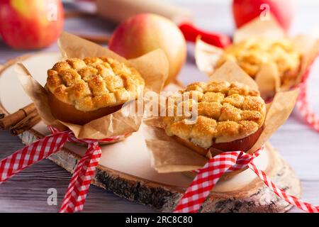 Parfaitement pour les vacances de saison : friandises aux pommes farcies et épicées. Dessert créatif aux pommes avec cannelle et croûte de sucre Banque D'Images