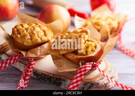 Parfaitement pour les vacances de saison : friandises aux pommes farcies et épicées. Dessert créatif aux pommes avec cannelle et croûte de sucre Banque D'Images