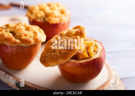 Parfaitement pour les vacances de saison : friandises aux pommes farcies et épicées. Dessert créatif aux pommes avec cannelle et croûte de sucre Banque D'Images