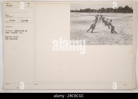 Des cadets de R.O.T.C. au Camp Jackson, en Caroline du Sud, participant à un exercice à baïonnette. Cette photographie capture des cadets en position baïonnette « jab », démontrant leur entraînement et leur préparation au combat. L'image a été prise par un photographe de la S.C. PHOTOGRAPHE RECO le 2 août 1920, et est numéroté 69 083 dans leur collection. Banque D'Images