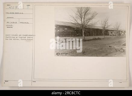 Garages motorisés et moyens de transport capturés au Centre hospitalier de Mars sur Allier, Nièvre, France. Cette photographie a été prise par le soldat Clyde Eddy, servant dans le signal corps. L'image porte un numéro photographique reco 7-28-19 et a été prise le 4 janvier 1919. La description fournie met l'accent sur les garages automobiles et les installations de transport au Centre hospitalier. Banque D'Images