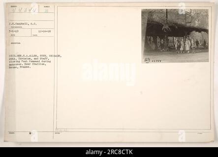 Brigadier général H.A. Allen et son état-major de la 55e brigade, 28e division, sont capturés sur cette photographie lors d'une manœuvre militaire près de Chaillon, Meuse, France. L'image a été prise par J.S. Campbell le 24 décembre 1918. Les soldats semblent être dans un cadre post-commande. Banque D'Images