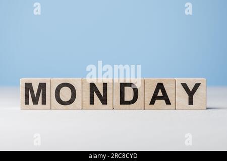 Texte lundi sur cubes en bois sur fond bleu. Jour de la semaine sur des blocs de bois. Bannière Web des jours de la semaine. Calendrier d'origine. Partie de la série. Concept de temps. Banque D'Images
