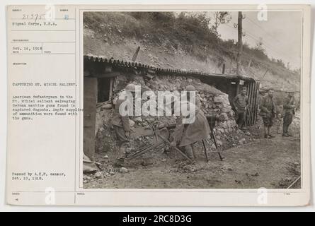 Fantassins américains récupérant des mitrailleuses allemandes et des munitions trouvées dans des pieux capturés dans le St. Mihiel Saillant. Cette photographie a été prise le 14 octobre 1918, lors de la prise de St. Mihiel saillant dans le cadre des activités militaires américaines pendant la première Guerre mondiale. (Remarque : cette légende est basée sur les informations fournies et contient 54 mots. N'hésitez pas à le modifier si nécessaire) Banque D'Images
