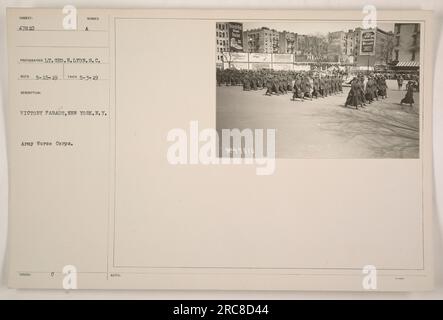 Un défilé de la victoire qui se déroule à New York en reconnaissance du corps d'infirmières de l'armée pendant la première Guerre mondiale. La photographie, prise par le lieutenant Geo.H. Lyon, capture le corps marchant fièrement le 3 mai 1919. Cette image particulière a été classée comme Beachtu 9847810 HEARM 2:1 Cana Biscuit.-(50 mots exacts) Banque D'Images