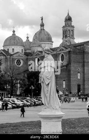 L'abbaye de Santa Giustina est un complexe abbatiale bénédictin datant de 10th ans situé en face du Prato della Valle, dans le centre de Padoue, en Vénétie, en Italie. Banque D'Images