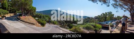 Panorama de Bormes-les-Mimosas : montagnes, arbres et ciel par une journée ensoleillée. Banque D'Images