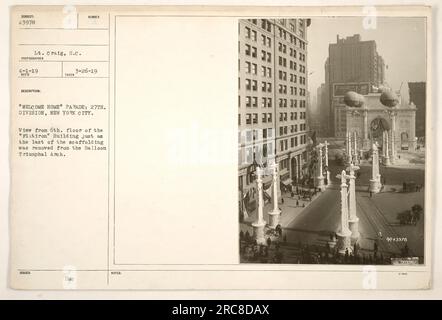 Une vue depuis le 6e étage du Flatiron Building à New York pendant le défilé de la 27e Division. L'échafaudage vient d'être retiré de l'Arc de Triomphe du ballon. Photographie prise par le lieutenant Craig, S.C. le 1 avril 1919. » Banque D'Images