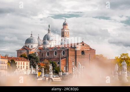 L'abbaye de Santa Giustina est un complexe abbatiale bénédictin datant de 10th ans situé en face du Prato della Valle, dans le centre de Padoue, en Vénétie, en Italie. Banque D'Images