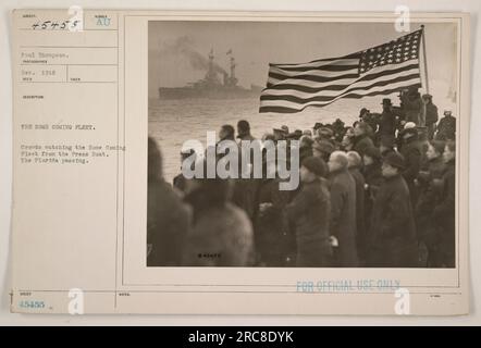 Les foules se rassemblent pour observer la Home Coming Fleet depuis un bateau de presse alors que l'USS Florida traverse New York. Cette photographie a été prise en décembre 1918 par Paul Thompson et fait partie d'une collection documentant les activités militaires américaines pendant la première Guerre mondiale Banque D'Images