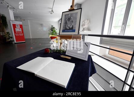 Prague, République tchèque. 13 juillet 2023. Livre de condoléances et portrait de l'écrivain Milan Kundera, est vu dans la réception de l'Institut français, où les gens peuvent exprimer leur sympathie pour la mort de l'écrivain Milan Kundera et écrire ce qu'il signifiait pour eux, à Prague, République tchèque, le 13 juillet 2023. Le livre sera ensuite remis à la bibliothèque Kundera de Milan, qui fait partie de la bibliothèque morave (MZK) à Brno. L’écrivain d’origine tchèque Milan Kundera, résidant en France depuis 1975, est décédé le 12 juillet à l’âge de 94 ans. Crédit : Katerina Sulova/CTK photo/Alamy Live News Banque D'Images